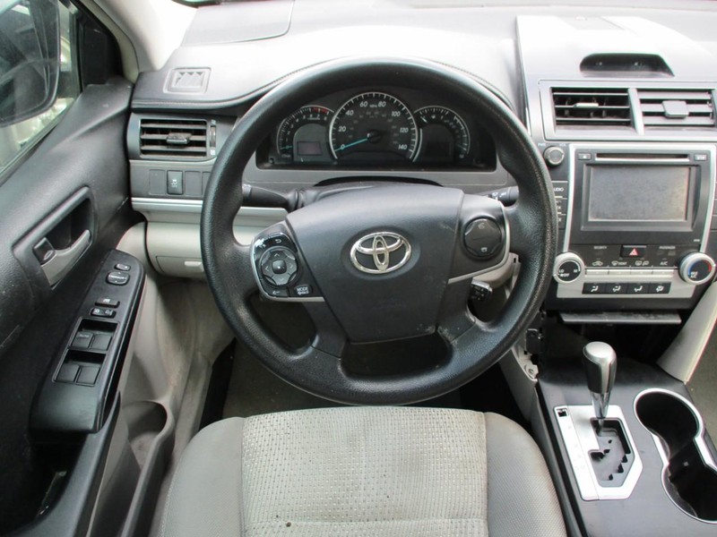 Toyota Camry Vehicle Image 09