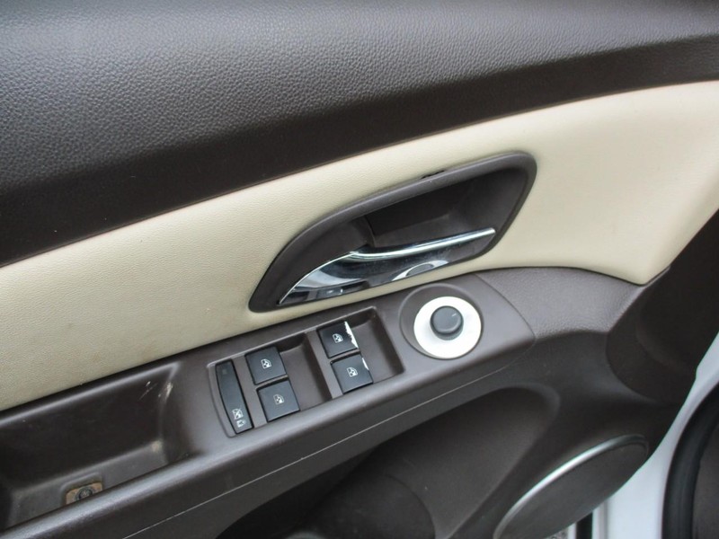 Chevrolet Cruze Vehicle Image 14