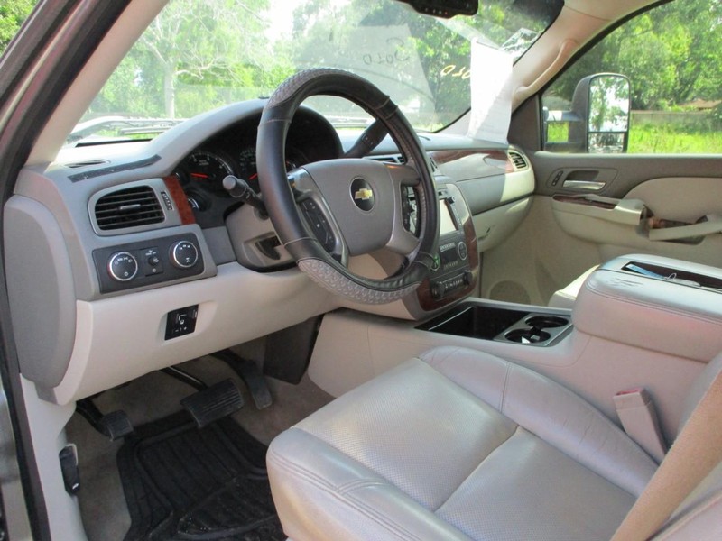 Chevrolet Silverado 2500HD Vehicle Image 12