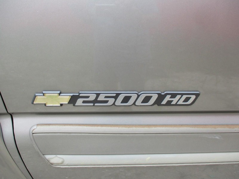 Chevrolet Silverado 2500HD Vehicle Image 16