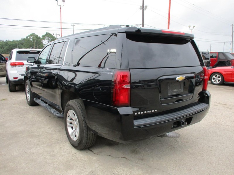 Chevrolet Suburban Vehicle Image 05