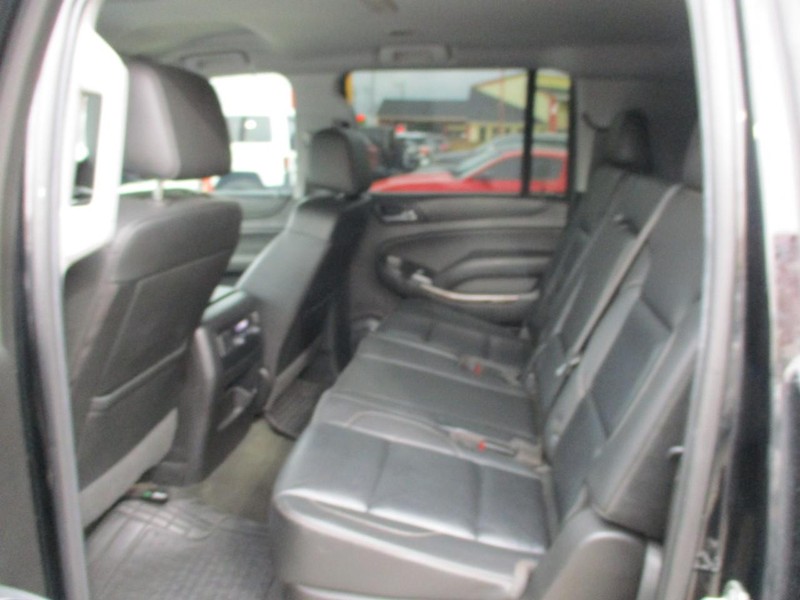 Chevrolet Suburban Vehicle Image 09