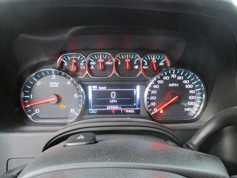 Chevrolet Suburban Vehicle Image 13