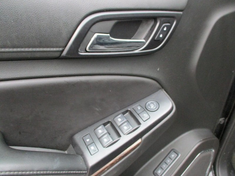 Chevrolet Suburban Vehicle Image 16