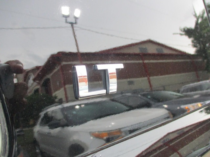 Chevrolet Suburban Vehicle Image 19