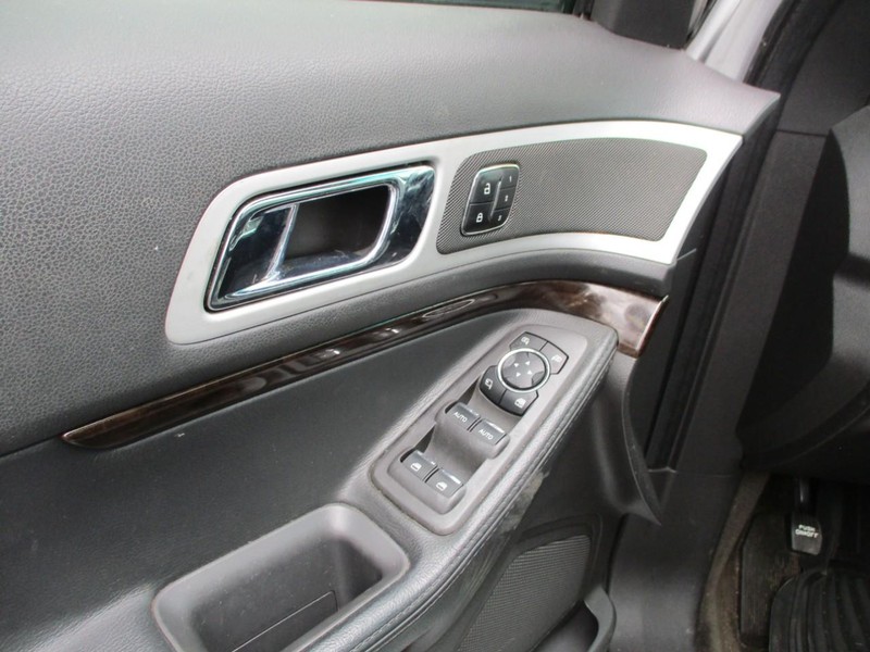 Ford Explorer Vehicle Image 15