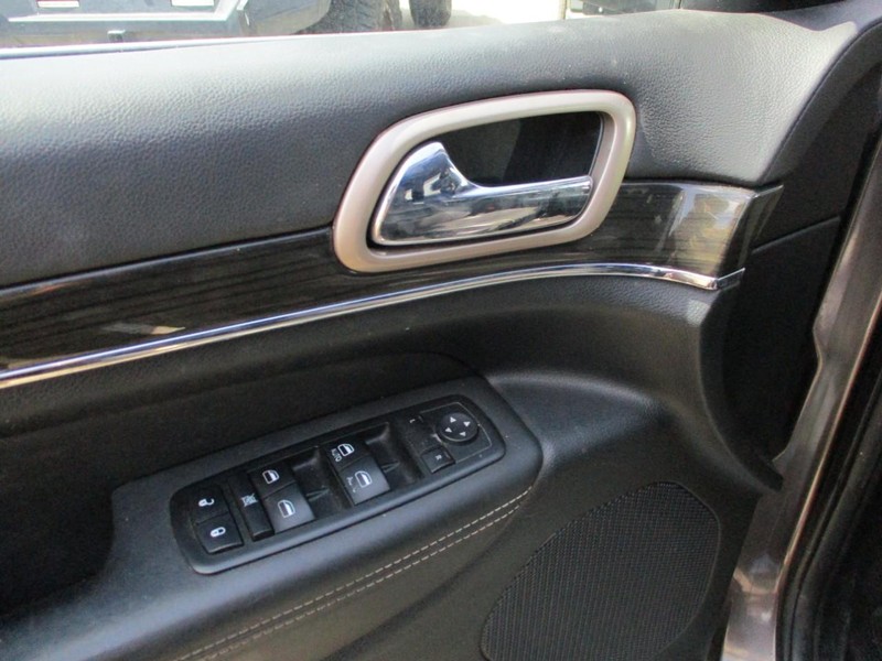 Jeep Grand Cherokee Vehicle Image 11