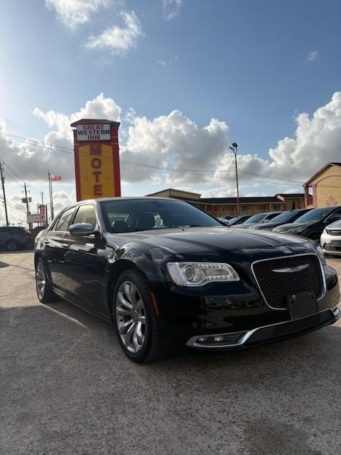 Chrysler 300 Vehicle Image 02
