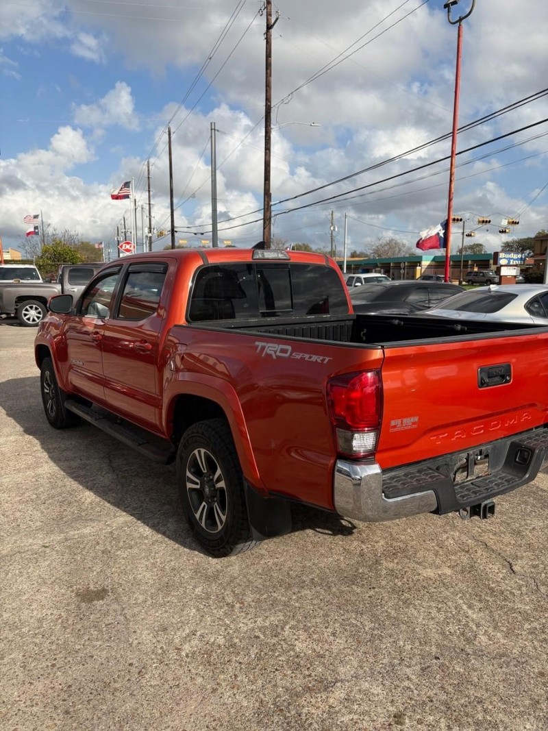 Toyota Tacoma Vehicle Image 03