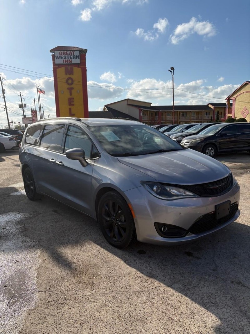 Chrysler Pacifica Vehicle Image 02