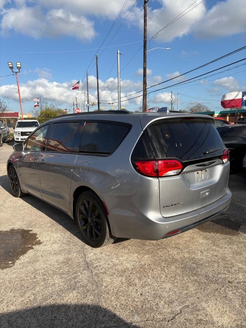 Chrysler Pacifica Vehicle Image 03