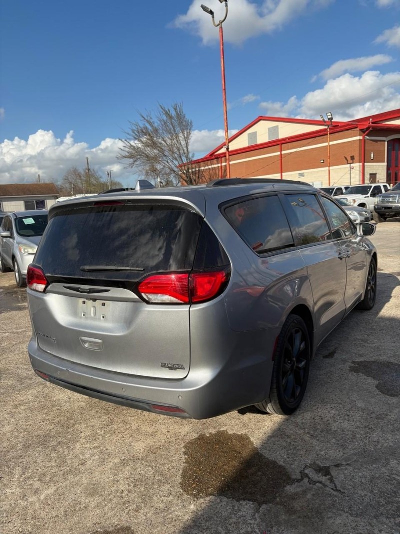 Chrysler Pacifica Vehicle Image 04