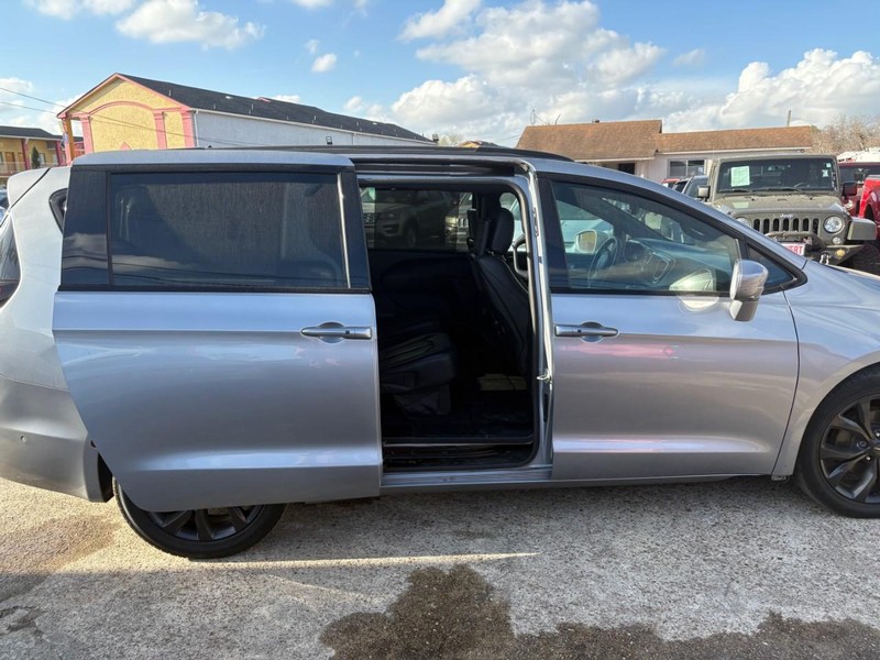 Chrysler Pacifica Vehicle Image 05