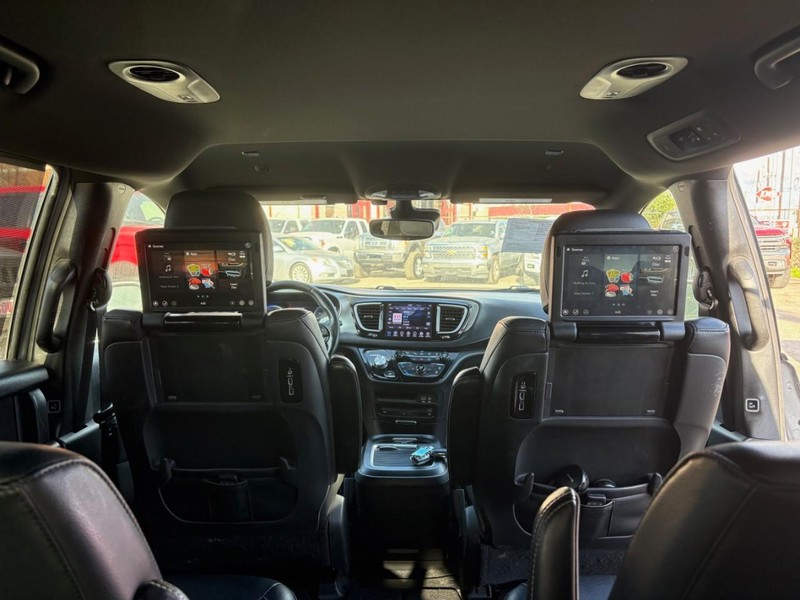 Chrysler Pacifica Vehicle Image 08