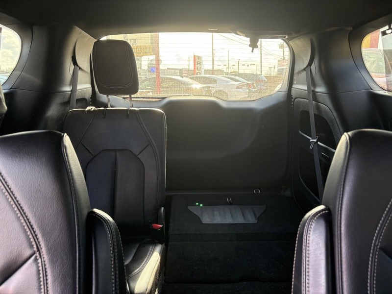 Chrysler Pacifica Vehicle Image 09