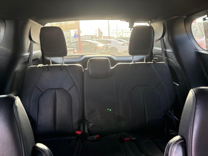 Chrysler Pacifica Vehicle Image 10