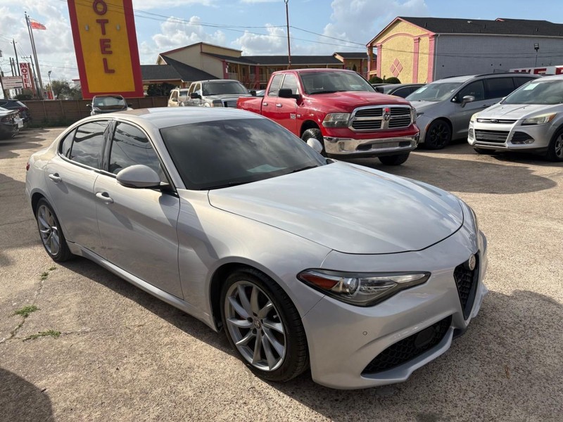 Alfa Romeo Giulia Vehicle Image 02
