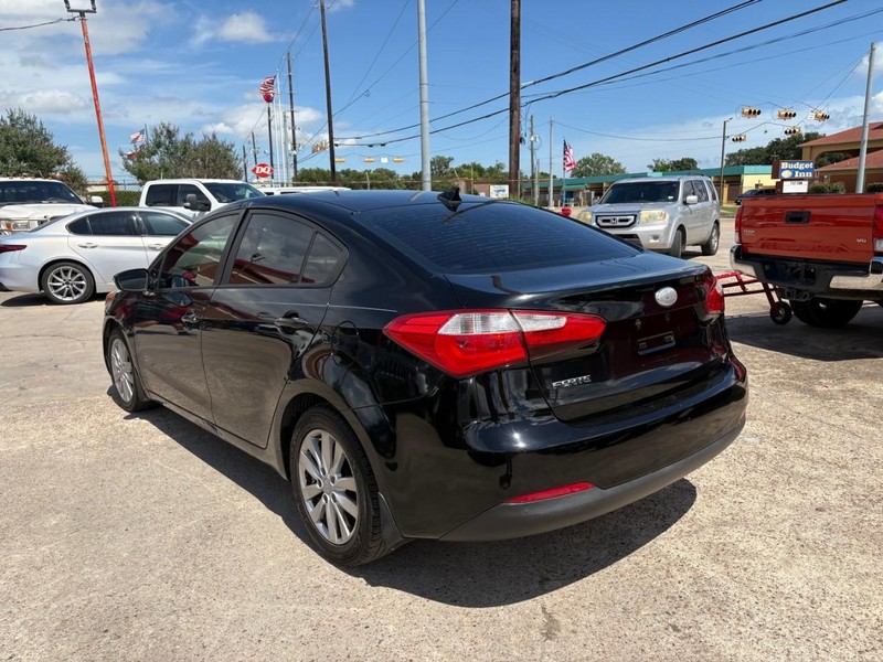 Kia Forte Vehicle Image 03