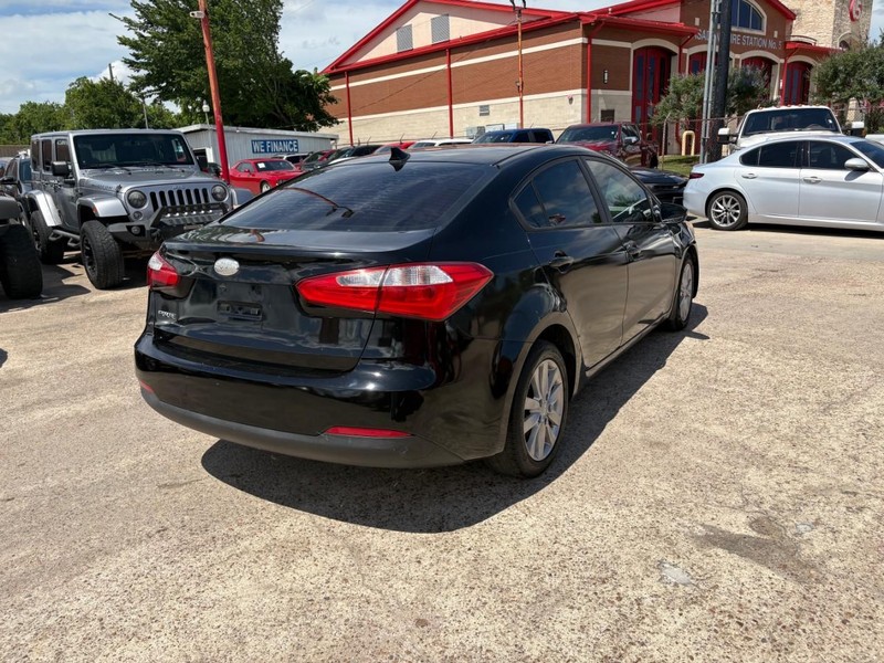 Kia Forte Vehicle Image 04