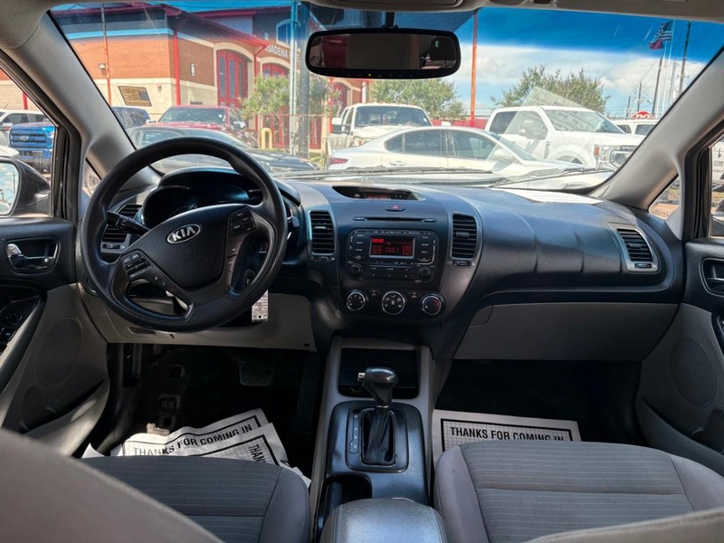 Kia Forte Vehicle Image 06