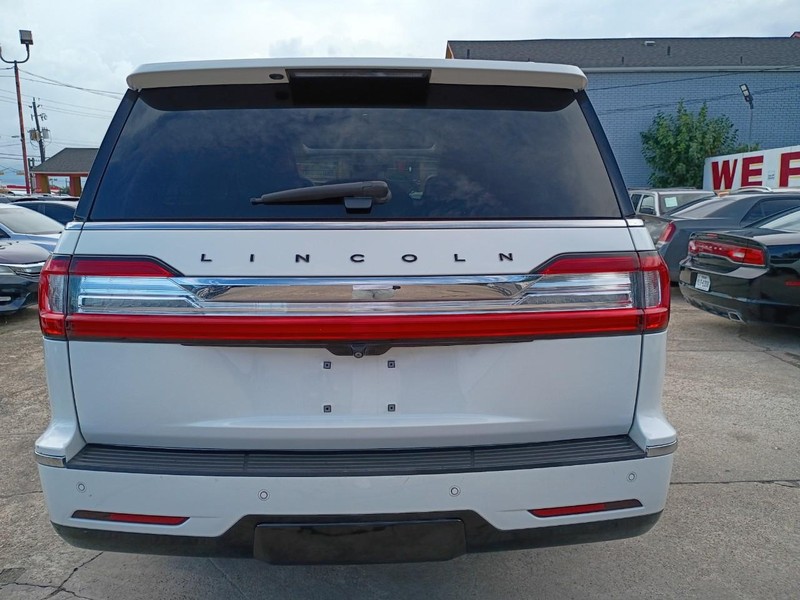 Lincoln Navigator L Vehicle Image 05