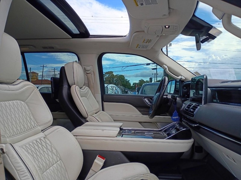 Lincoln Navigator L Vehicle Image 07