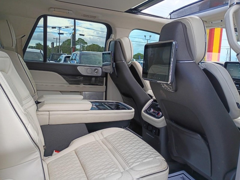 Lincoln Navigator L Vehicle Image 08