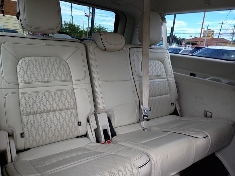 Lincoln Navigator L Vehicle Image 09