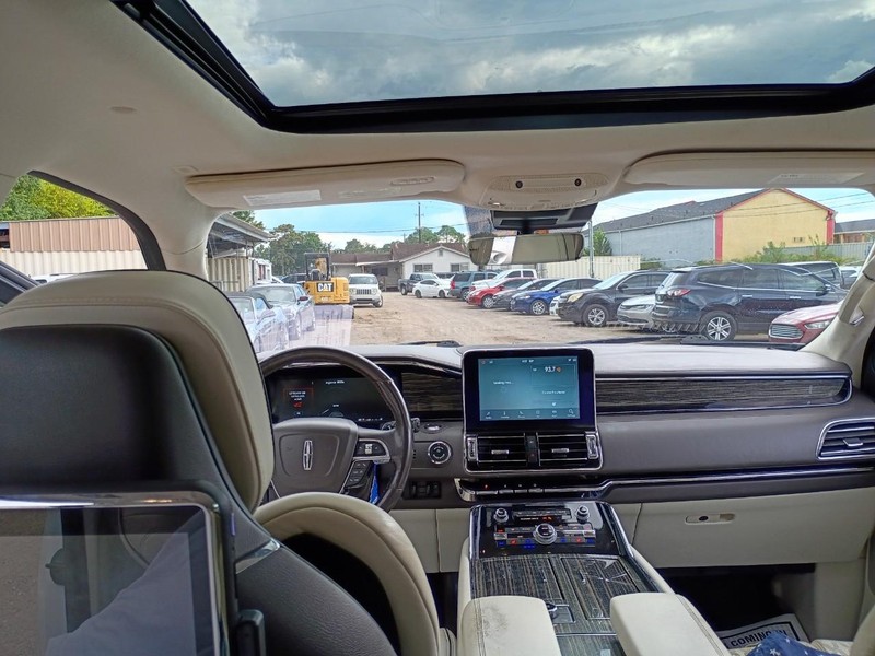 Lincoln Navigator L Vehicle Image 10