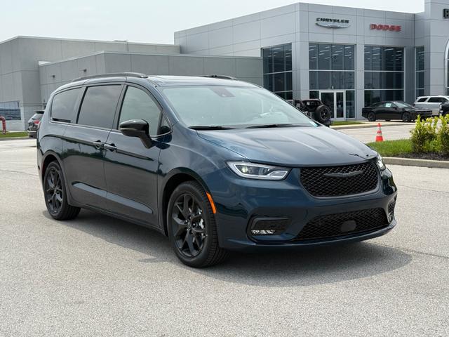 2025 Chrysler Pacifica Limited at Bill Estes CDJR in Brownsburg IN