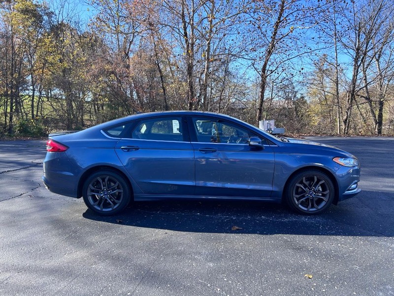 2018 Ford Fusion SE photo 2