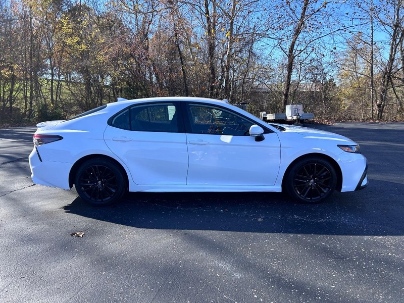 2022 Toyota Camry SE photo 2