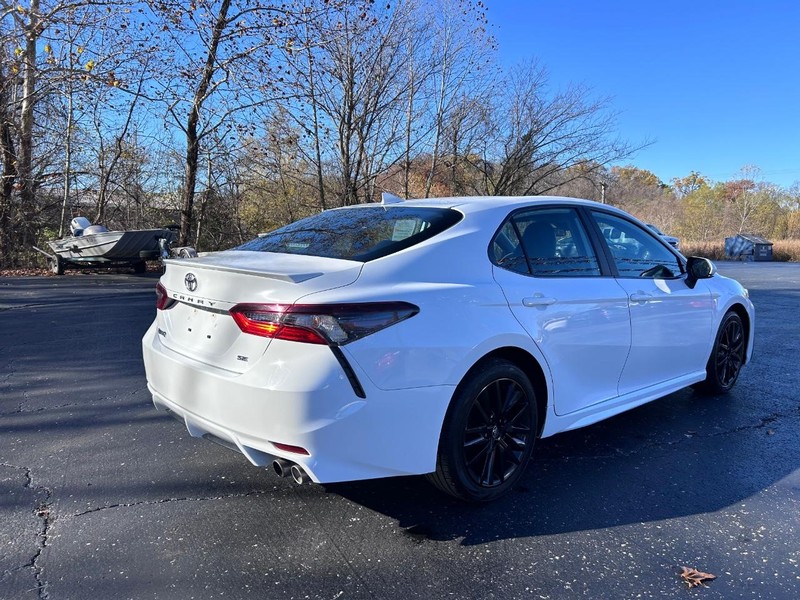 2022 Toyota Camry SE photo 3