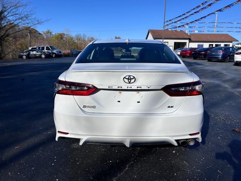 2022 Toyota Camry SE photo 4