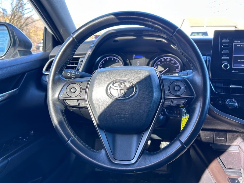 2022 Toyota Camry SE photo 9