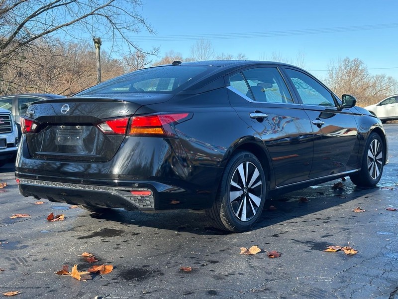 2022 Nissan Altima SV photo 3