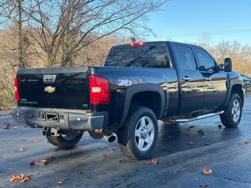 2011 Chevrolet Silverado 2500HD LTZ photo 3