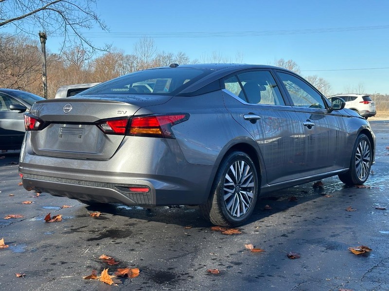 2023 Nissan Altima SV photo 3