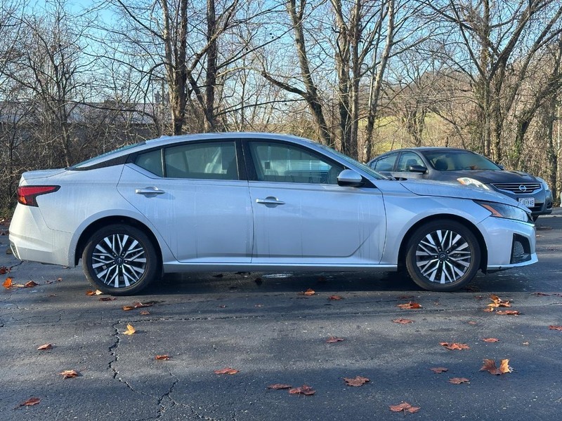 2023 Nissan Altima SV photo 2