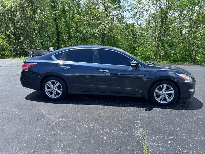 Nissan Altima Vehicle Image 02