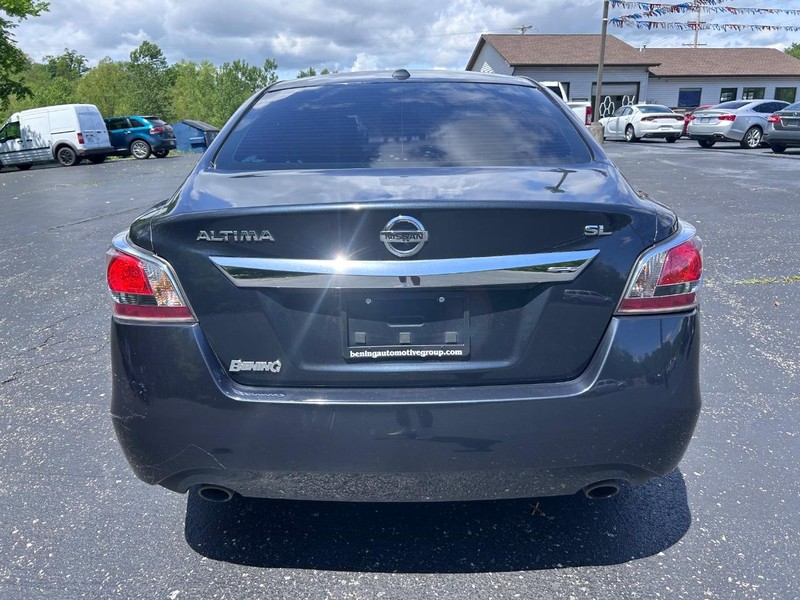 Nissan Altima Vehicle Image 04