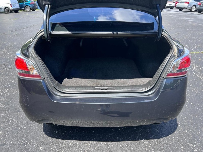Nissan Altima Vehicle Image 05