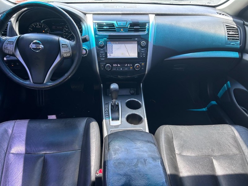 Nissan Altima Vehicle Image 09