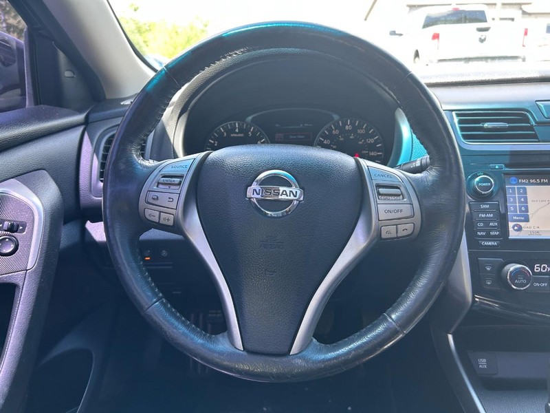 Nissan Altima Vehicle Image 10