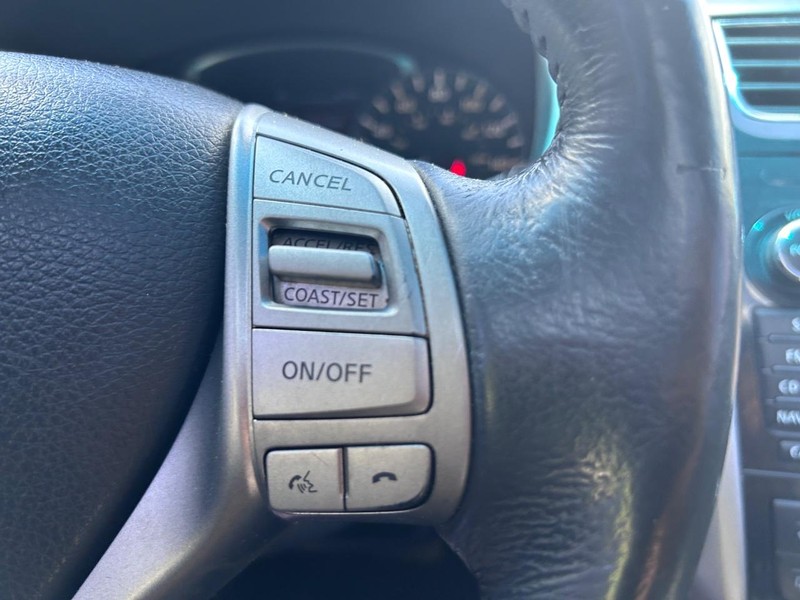 Nissan Altima Vehicle Image 12