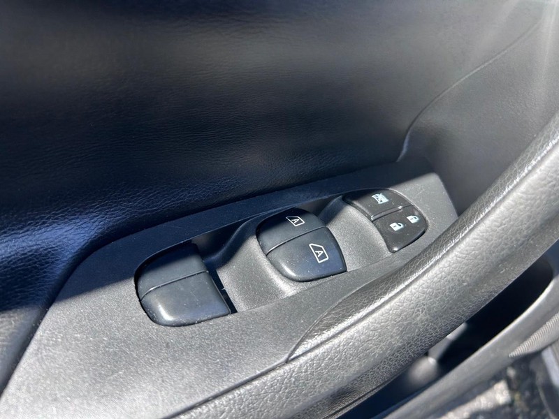 Nissan Altima Vehicle Image 17