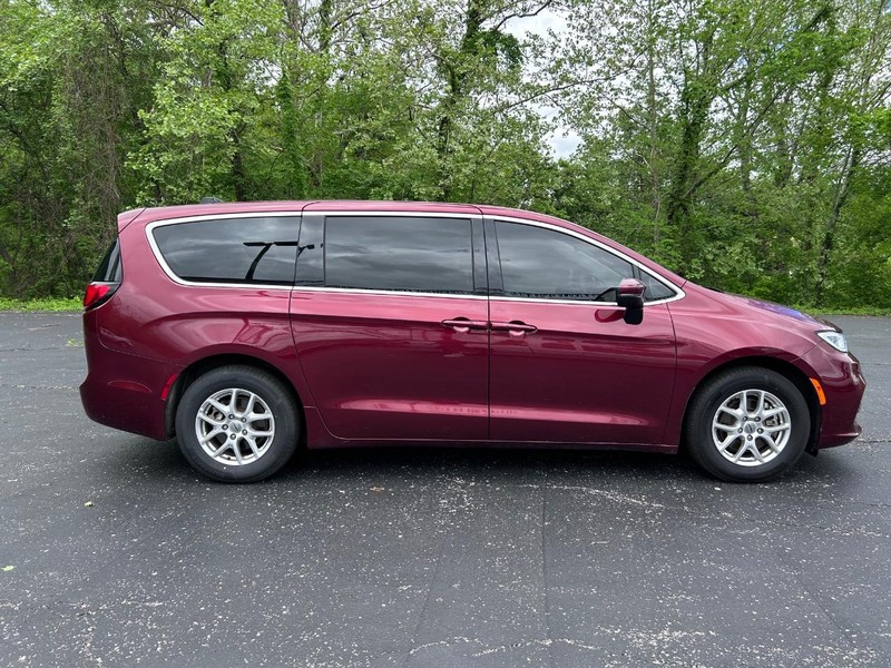 Chrysler Pacifica Vehicle Image 02