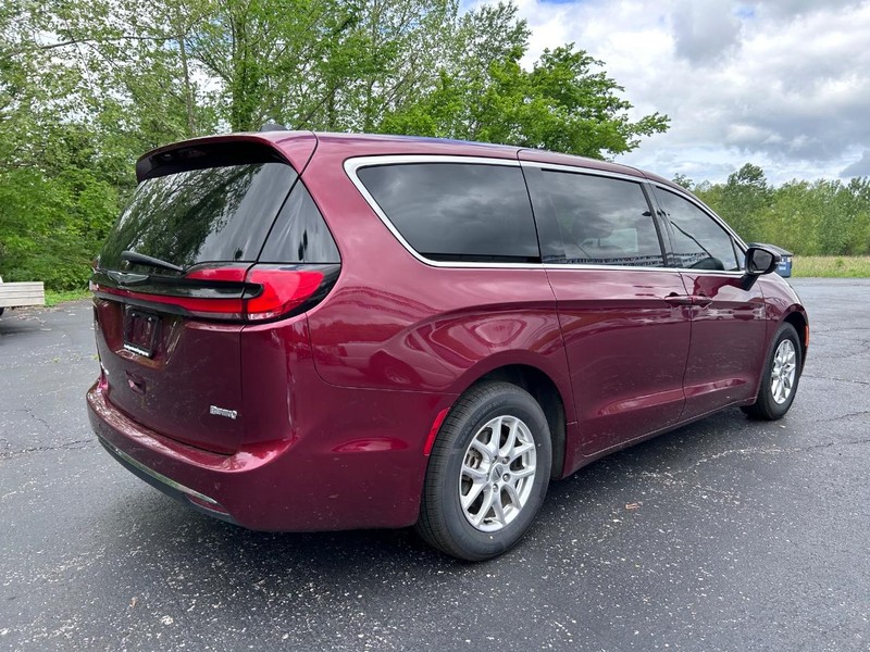 Chrysler Pacifica Vehicle Image 03