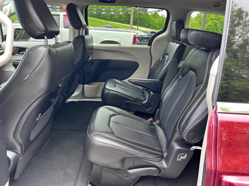 Chrysler Pacifica Vehicle Image 09