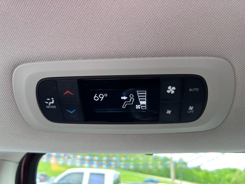 Chrysler Pacifica Vehicle Image 10